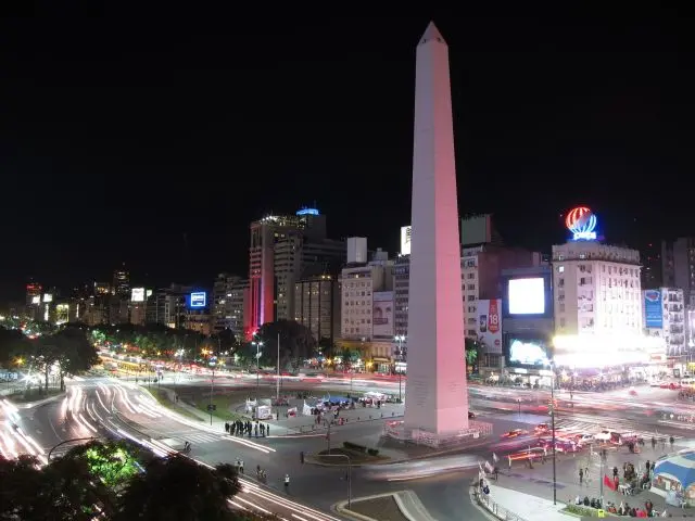Bild zeigt den Obelisk bei Nacht