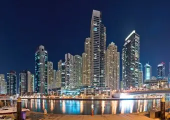 Bild zeigt Dubai bei Nacht