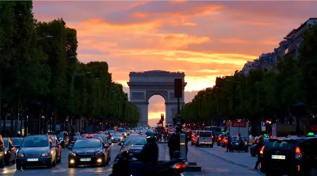 Bild zeigt den Triumphbogen in Paris